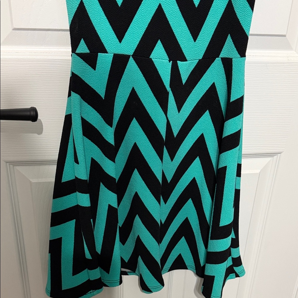Stylish Black and Teal Chevron Mini Dress - Picture 6 of 6